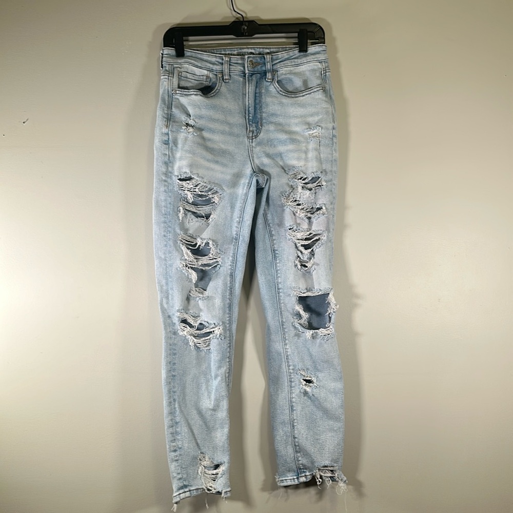 American Eagle mom Jean light wash distressed size 4